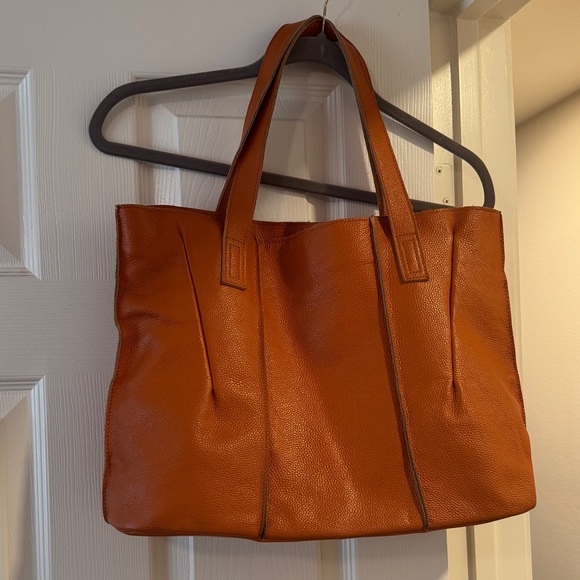 Handbags - Chic Leather Tote Bag